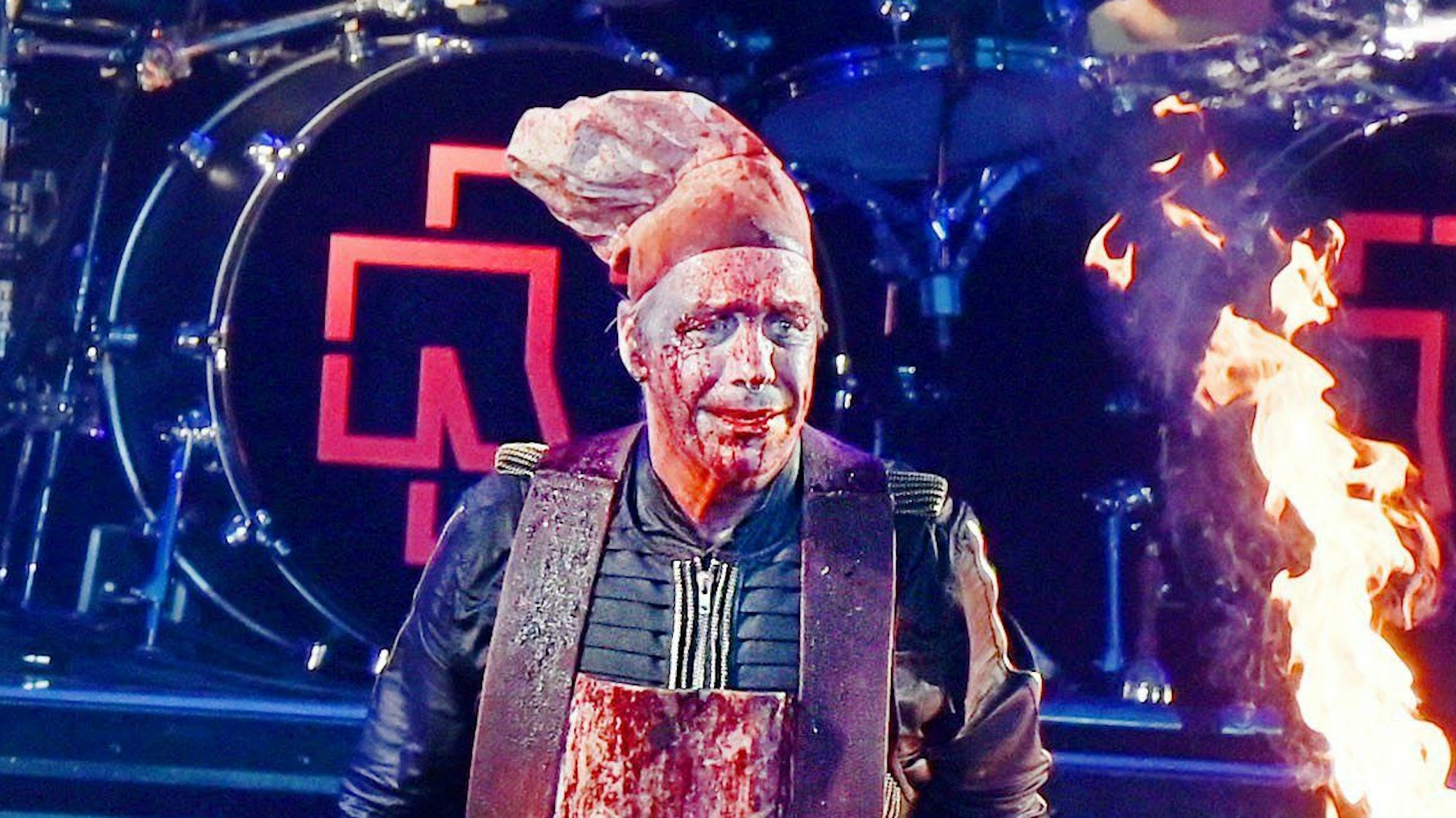 Rammstein Frontsänger Till Lindemann performt den Song «MeinTeil» auf der Bühne.