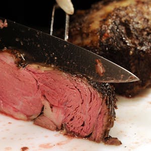 Das Foto zeigt ein Stück Rindfleisch, das aufgeschnitten wird.&nbsp;