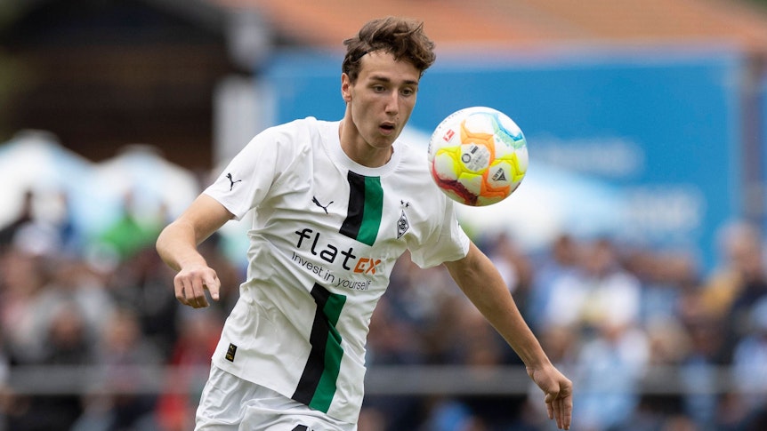 Simon Walde von Borussia Mönchengladbach blickt am 10. Juli 2022 konzentriert auf einen Ball, der auf Brusthöhe heranfliegt. Walde trägt dabei das weiße Heimtrikot von Borussia Mönchengladbach.