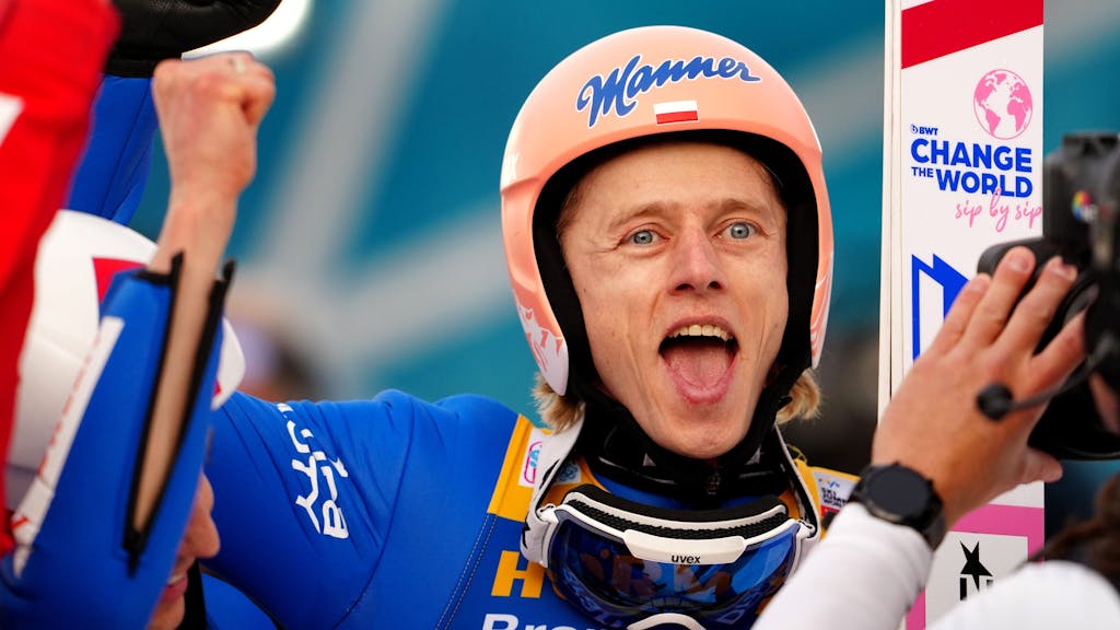 Dawid Kubacki jubelt über seinen Sieg beim Vierschanzentournee-Springen in Innsbruck.