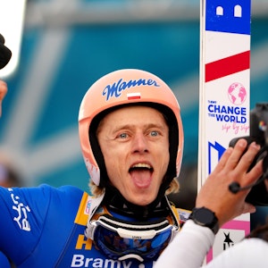 Dawid Kubacki jubelt über seinen Sieg beim Vierschanzentournee-Springen in Innsbruck.