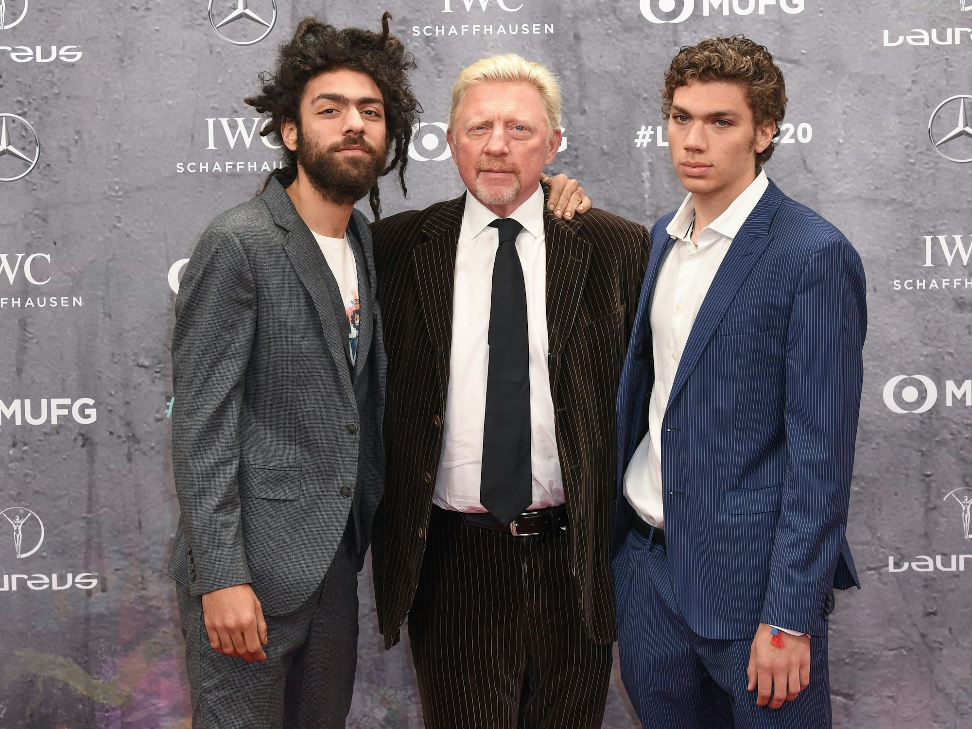 Boris Becker (M) mit zwei seiner drei Söhne: Noah (l) und Elias (r) erschienen 2020 mit ihrem Vater bei der Verleihung der Laureus World Sports Awards.