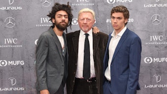 Boris Becker kommt mit seinen Söhnen Noah (l.) und Elias (r.) auf dem roten Teppich.