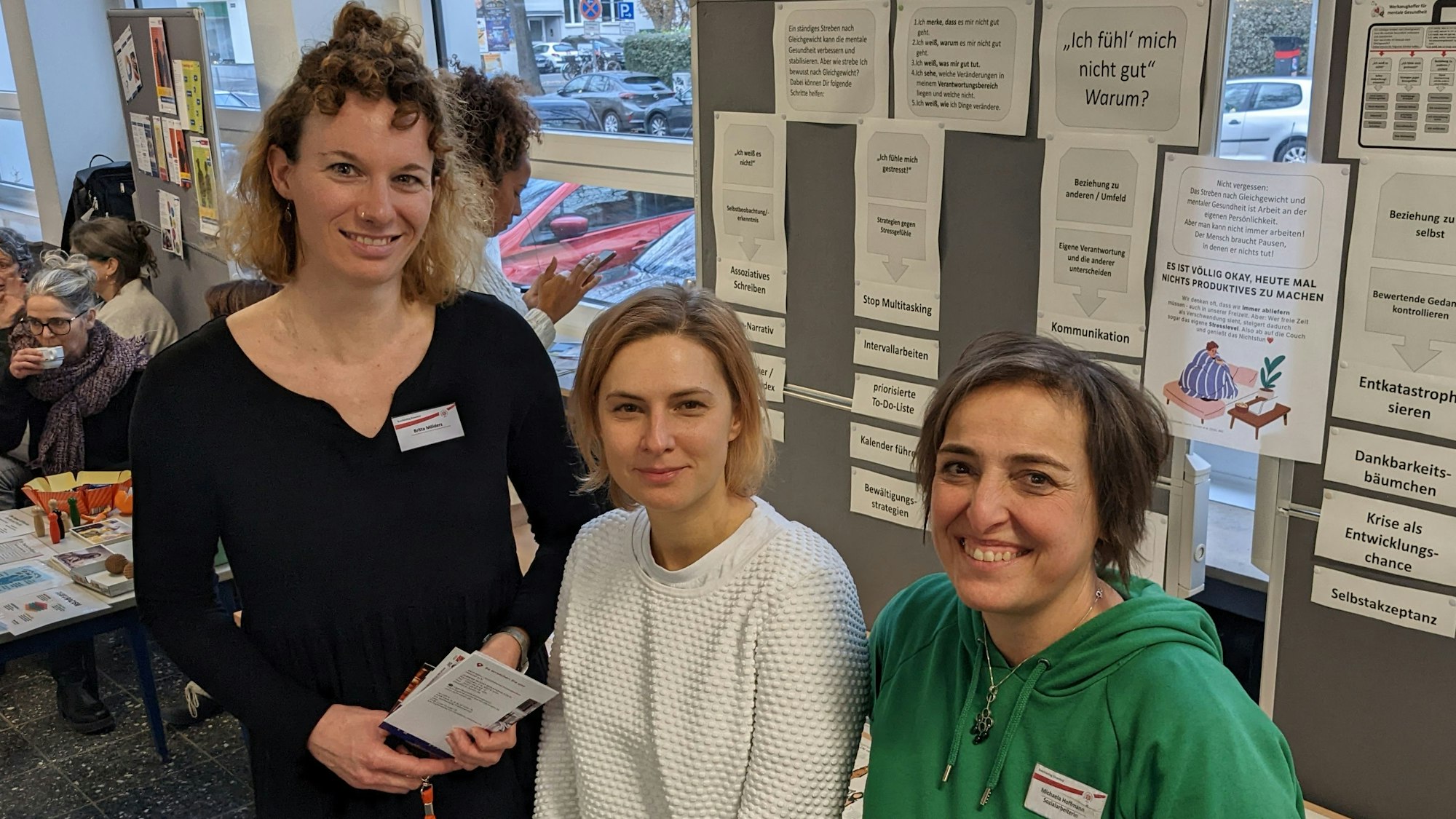 Lehrerin Britta Mölders mit zwei weiblichen Mitgliedern des Organisationsteams der Woche der mentalen Gesundheit