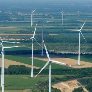 Der Windpark bei Bedburg im Januar 2021. In Bedburg funktioniert Windkraft als Einnahmequelle mit großem Erfolg.