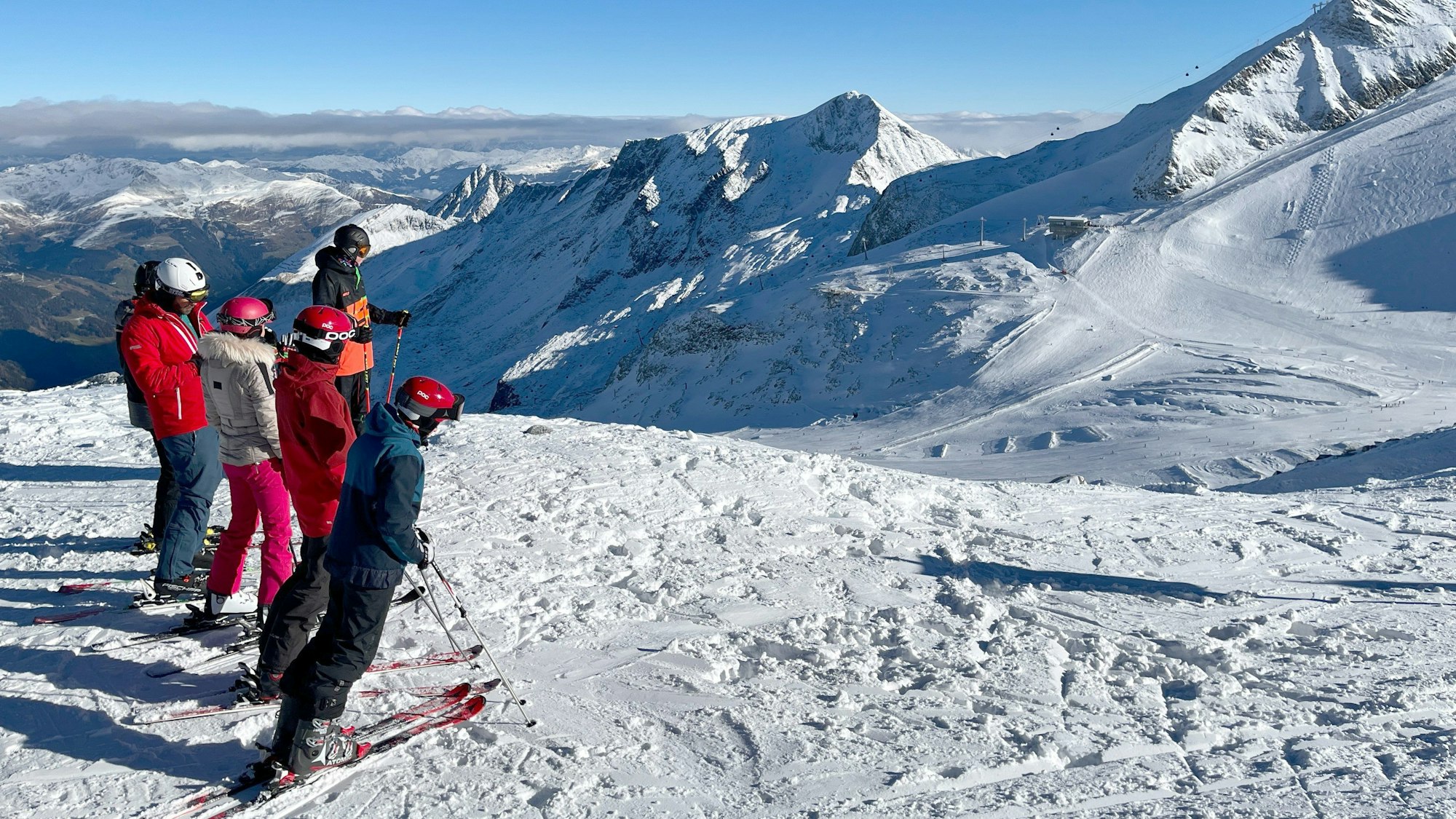 Wintersportler am Skigebiet Hintertuxer Gletscher in Österreich