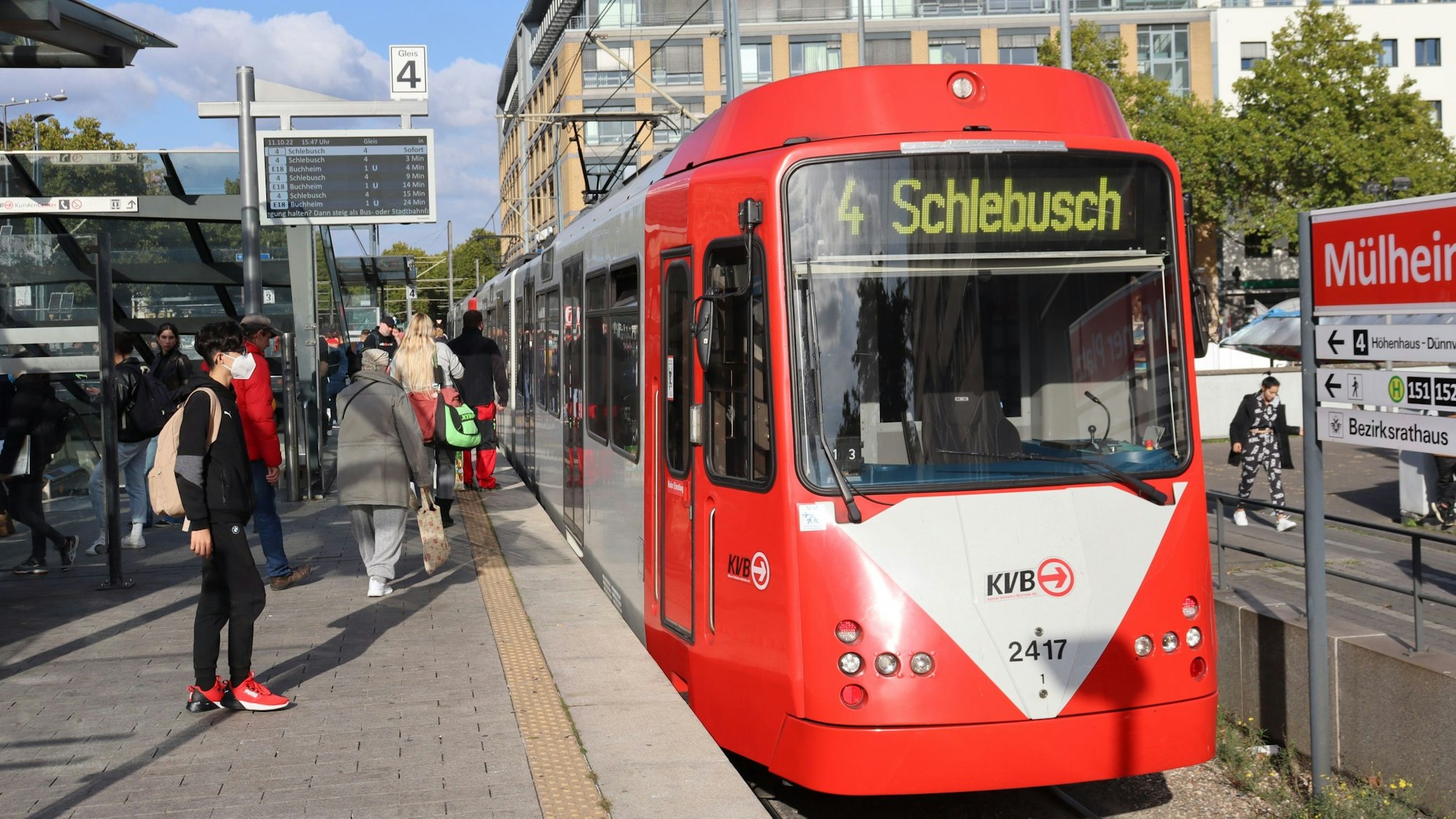 Eine KV-Bahn der Linie 4 an der Haltestelle Mülheim Wiener Platz
