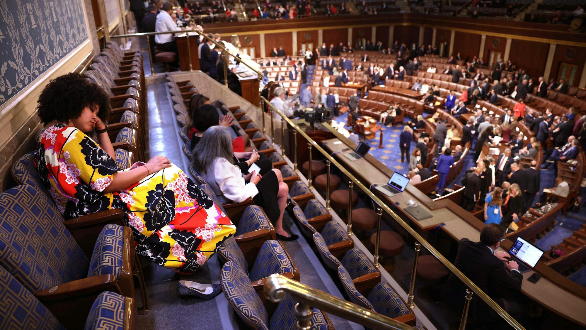 Eine Zuschauerin schläft, während das Repräsentantenhaus am ersten Tag des 118. Kongresses die Wahl zum Sprecher durchführt.