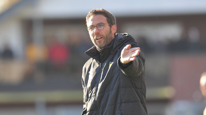 Der oberbergische Fußballtrainer Boris Schommers gestikuliert als Trainer des Viertligisten 1. FC Düren.