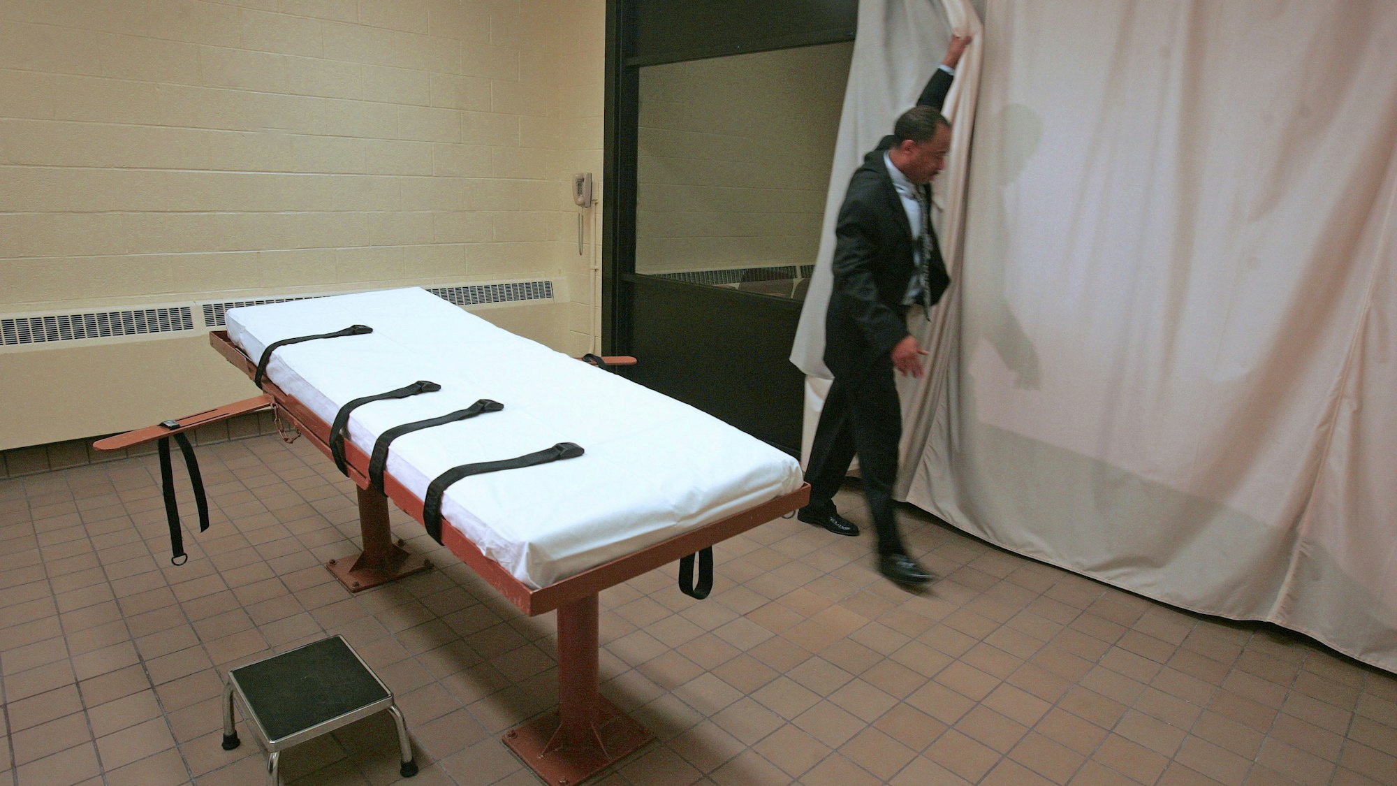 Larry Greene, Pressesprecher der Southern Ohio Correctional Facility, demonstriert wie im Gefängnis in Lucasville (Ohio) ein Vorhang zwischen Hinrichtungsraum und Zeugenraum gezogen wird.
