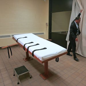 Larry Greene, Pressesprecher der Southern Ohio Correctional Facility, demonstriert wie im Gefängnis in Lucasville (Ohio) ein Vorhang zwischen Hinrichtungsraum und Zeugenraum gezogen wird.