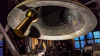 Die Petersglocke Dicker Pitter im Kölner Dom von unten. Der Klöppel der Glocke schwingt. (Symbolbild)