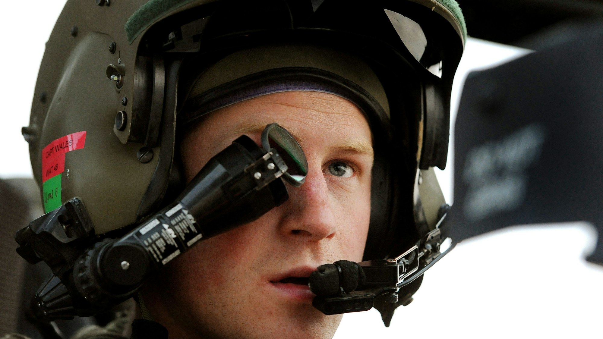 Prinz Harry sitzt in einem Hubschrauber der britischen Luftwaffe. (Archivbild)