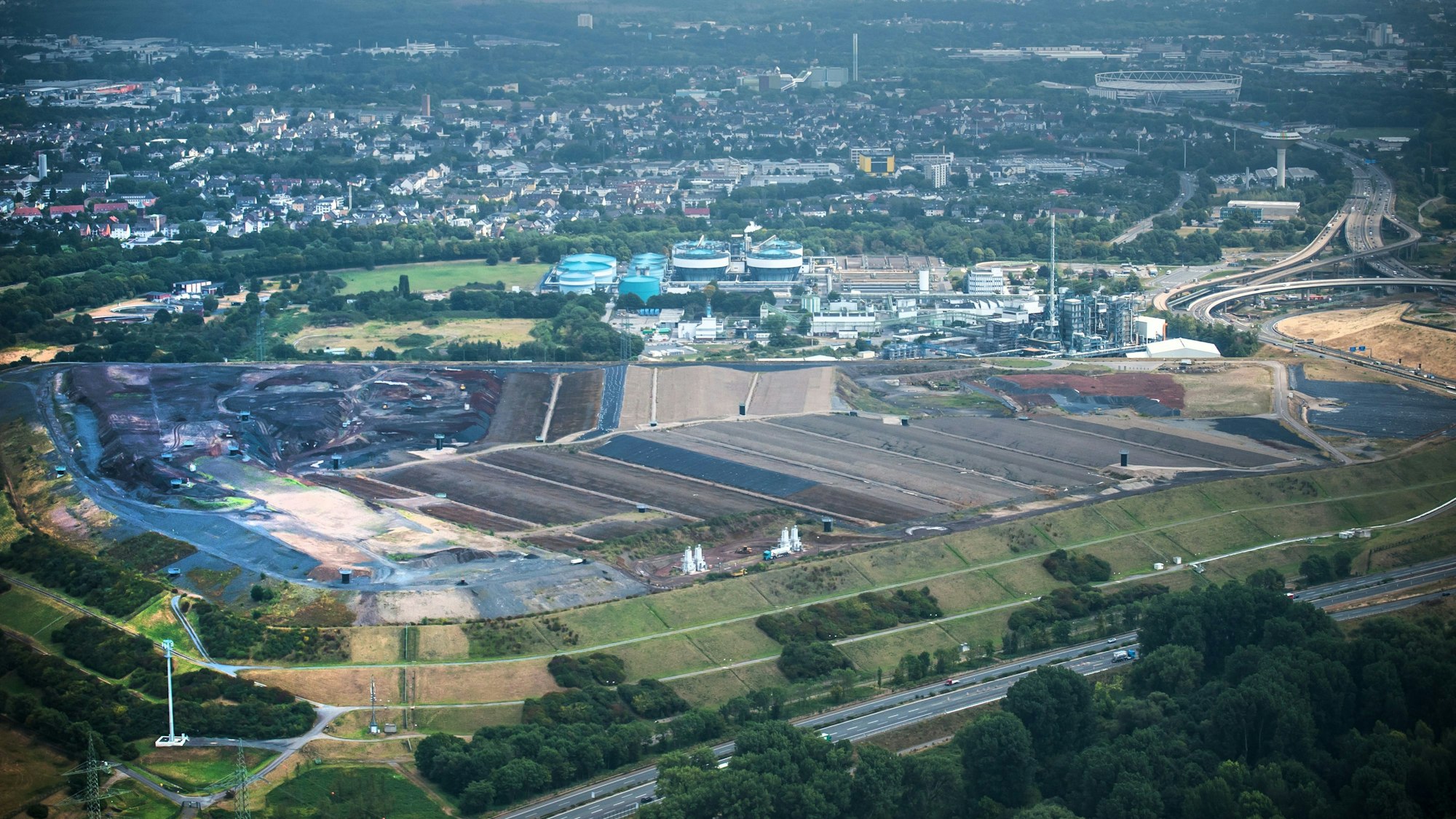 Luftbild des Entsorgungszentrums von Currenta in Leverkusen-Bürrig. die große Deponie bestimmt das Bild