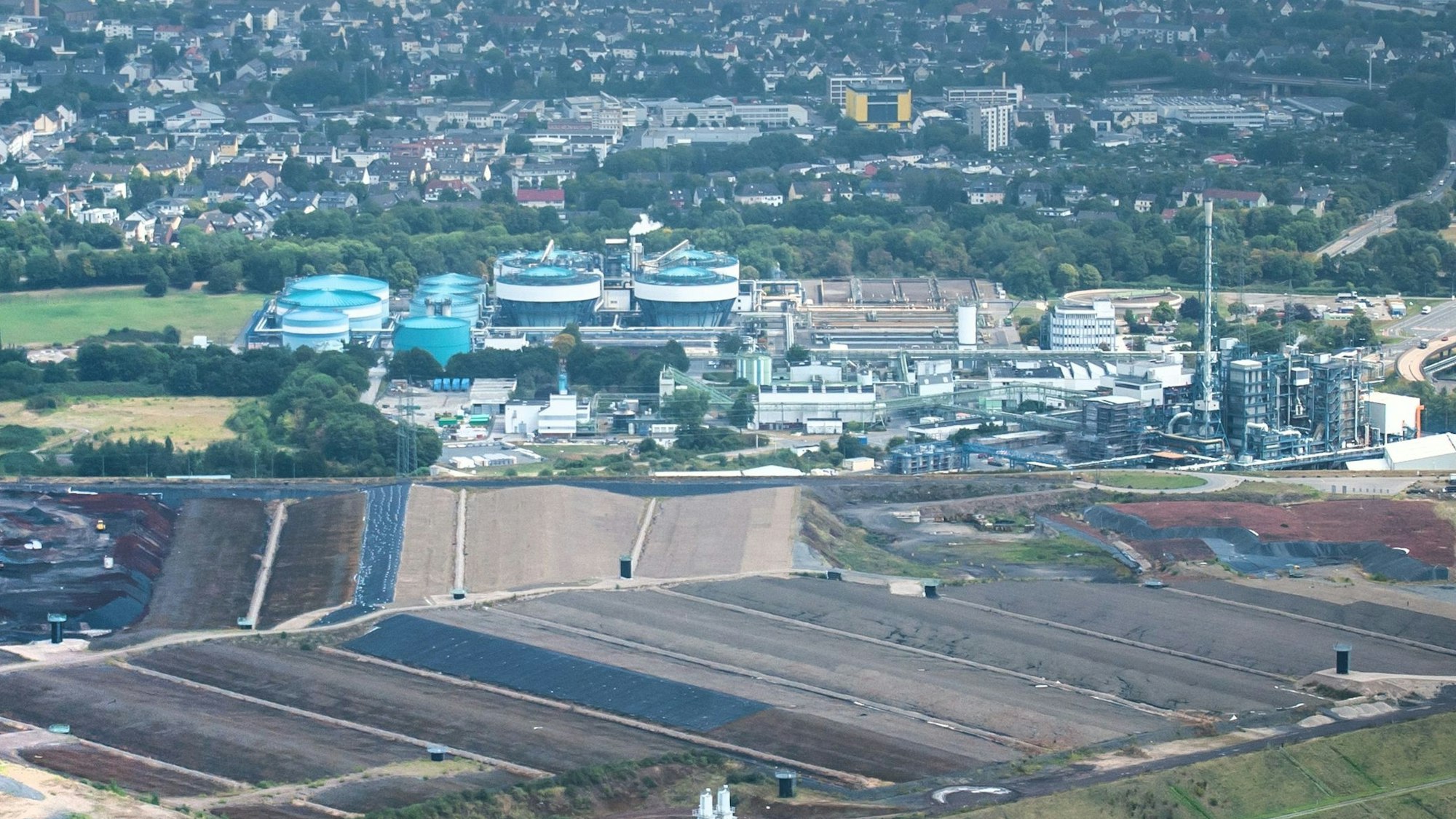 Luftbild des Entsorgungszentrums in Bürrig mit Sondermüllverbrennung, Klärwerk und Deponie.