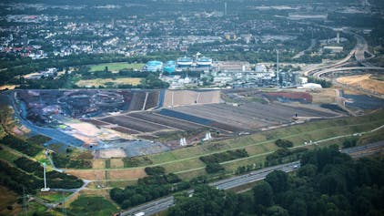 Luftbild des Entsorgungszentrums von Currenta in Leverkusen-Bürrig. die große Deponie bestimmt das Bild