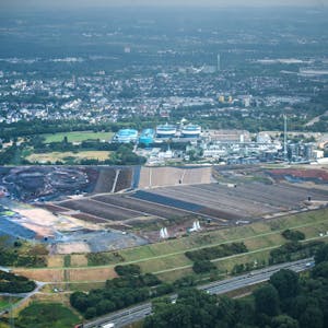 An den Hängen der Deponie im Entsorgungszentrum Bürrig ist Platz: Dort könnte laut einem neuen Vorschlag ein Solarpark entstehen.
