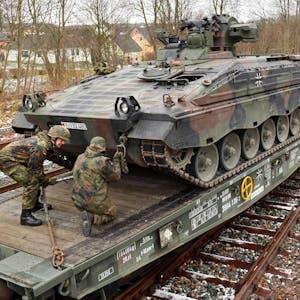 Soldaten des Panzergrenadierbataillons 371 aus dem sächsische Marienberg verladen Schützenpanzer auf Güteranhänger der Eisenbahn.