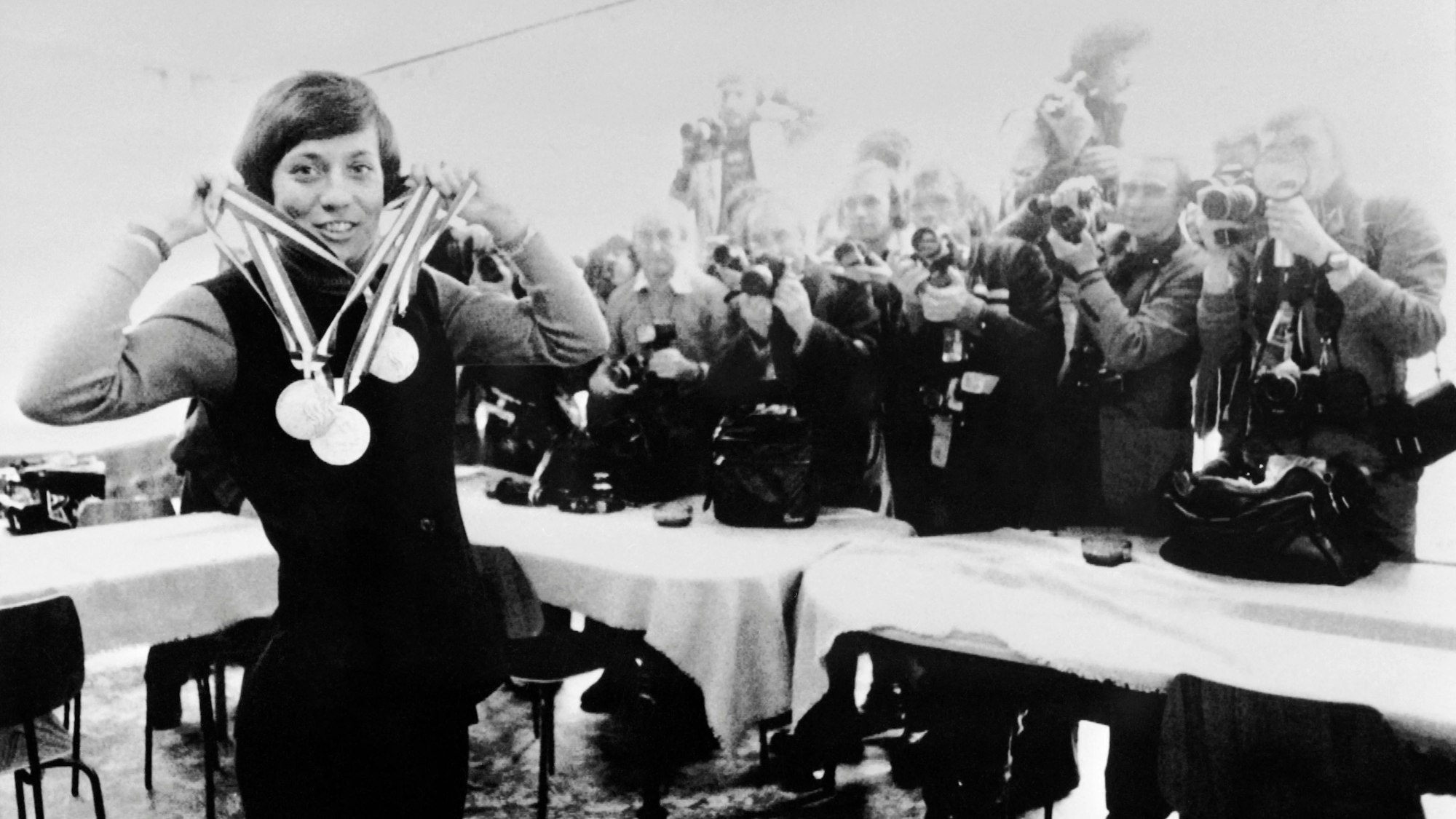 Rosi Mittermaier posiert mit ihren Medaillen, die sie bei den Olympischen Winterspielen 1976 in Innsbruck gewonnen hat, vor Fotografen.