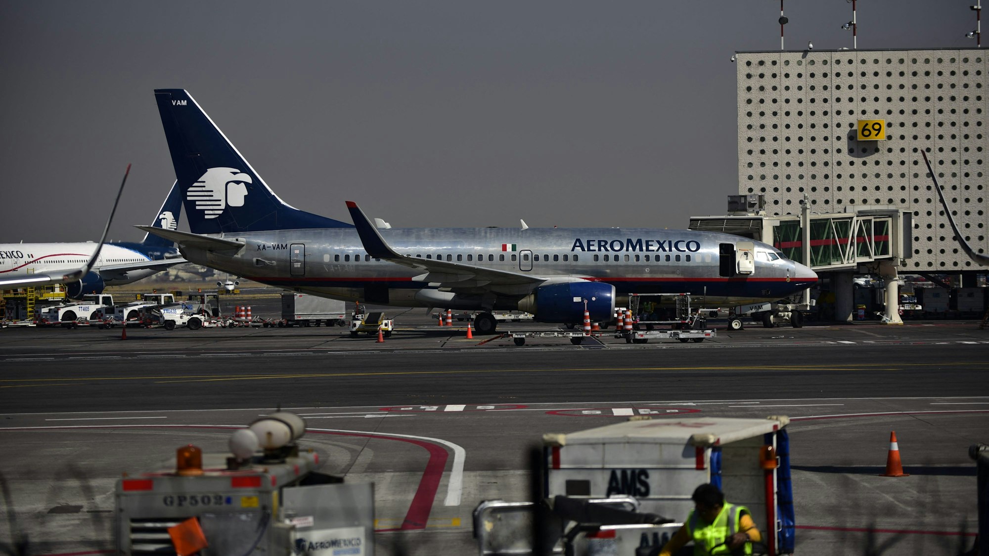 Ein Flugzeug der Airline Aeroméxico steht auf dem Flughafen in Mexiko-Stadt.