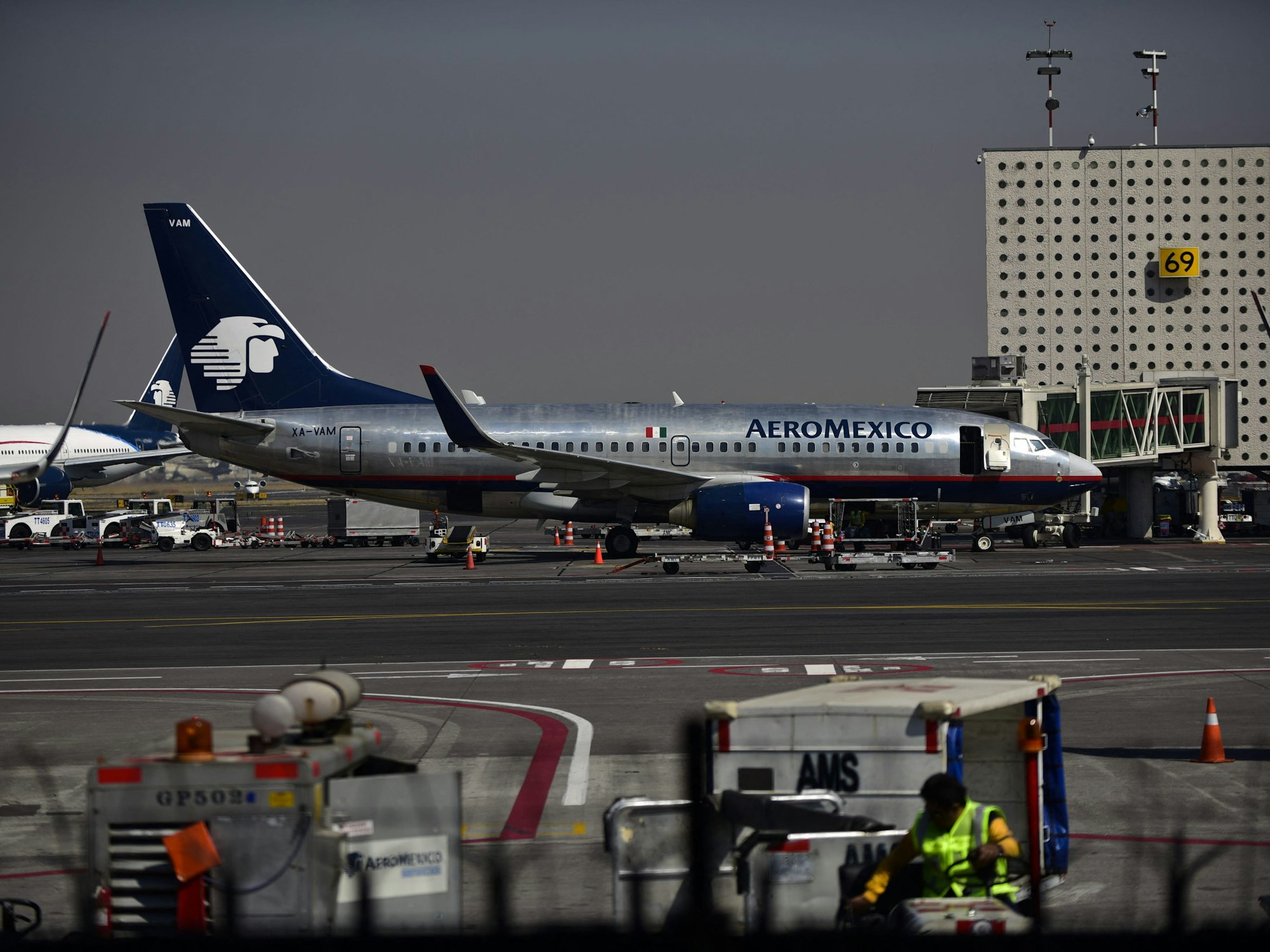 Ein Flugzeug der Airline AeroMexico steht auf dem Flughafen in Mexiko-Stadt.