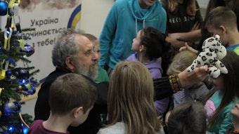 Paul Kruk aus Bergisch Gladbach inmitten von Kindern in einem Flüchtlingsheim in der Ukraine.