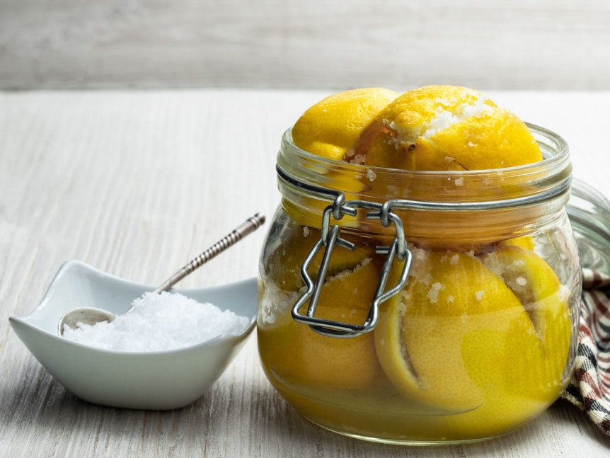 Zitronen lagern: Eine Möglichkeit für lange Haltbarkeit ist das Herstellen von Salzzitronen.