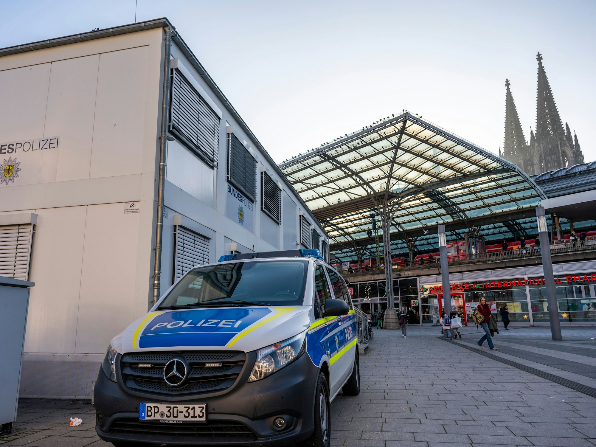 Das Foto vom 12. Dezember 2022 zeigt die Wache der Bundespolizei auf dem Breslauer Platz am Kölner Hauptbahnhof.