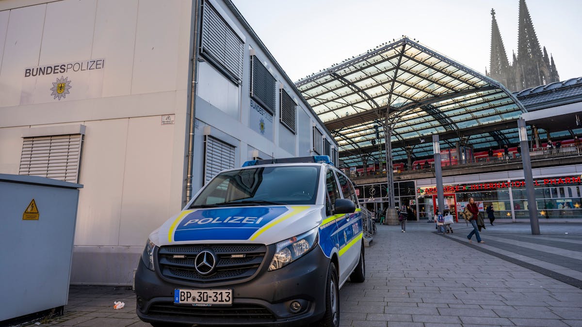 Ein Einsatzfahrzeug steht vor dem Bürocontainer der Bundespolizei auf dem Breslauer Platz am Hauptbahnhof.
