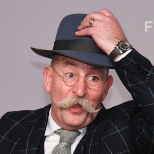 Horst Lichter, Fernsehkoch und Moderator, steht bei der Verleihung des Deutschen Fernsehpreises 2019, bei der er in der Kategorie „Bestes Factual Entertainment“ für seine Sendung „Bares für Rares“ ausgezeichnet wurde, vor einer Wand und lüftet seinen Hut.