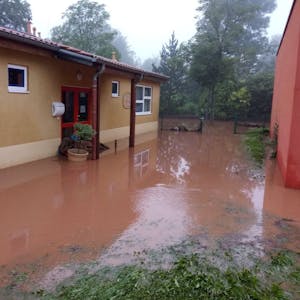 Im Hochwasser steht die Kindertagesstätte Sinzenich.