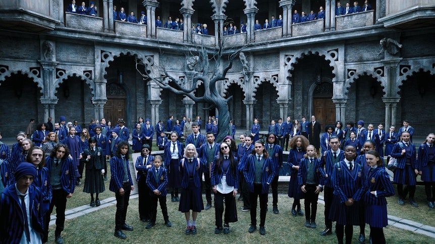 Die Schülerinnen und Schüler der Nevermore Academy im Innenhof der Schule.