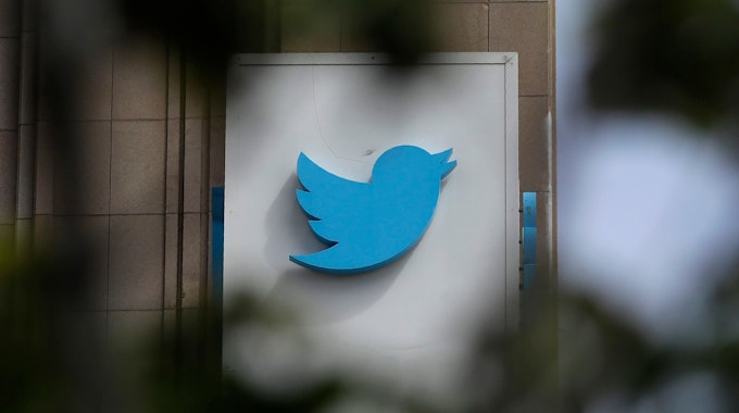 Das Twitter-Logo ist auf dem Unternehmenssitz in San Francisco zu sehen.