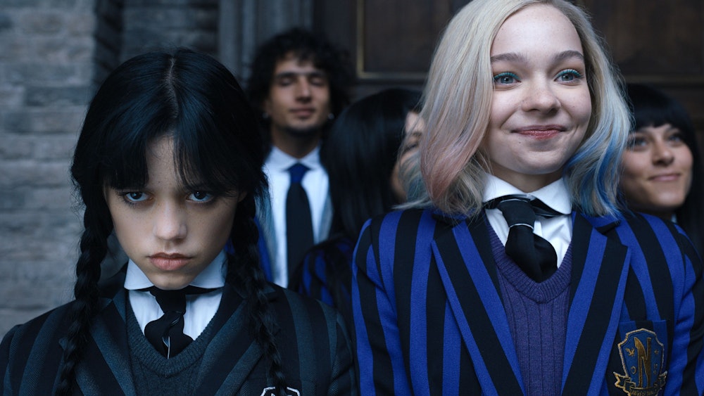 Wednesday Addams (Jenna Ortega) und Enid Sinclair (Emma Myers) in der Netflix-Serie „Wednesday“.