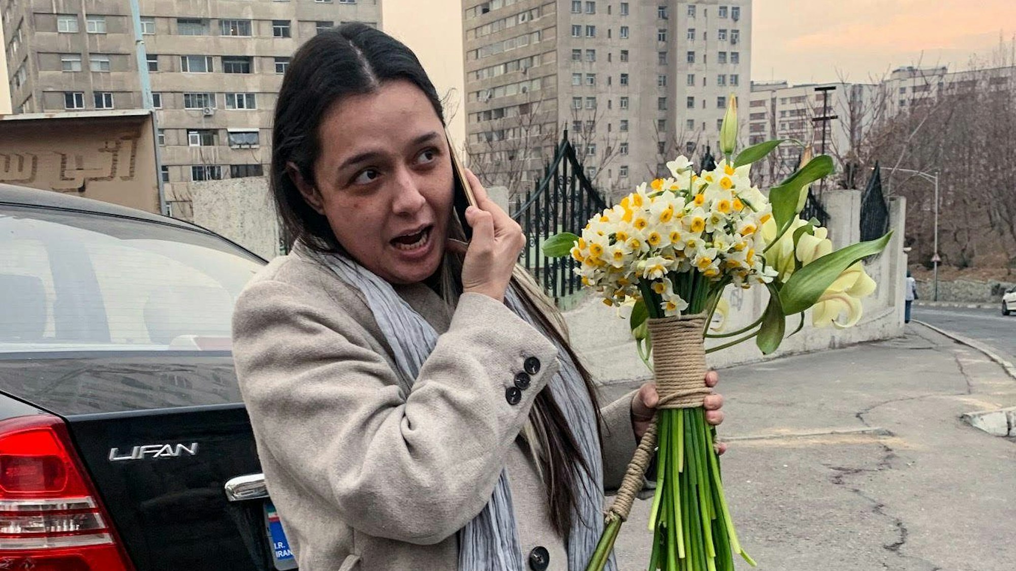 Taraneh Alidoosti telefoniert nach ihrer Haftentlassung. Die iranische Schauspielerin zeigte sich erneut ohne Kopftuch.