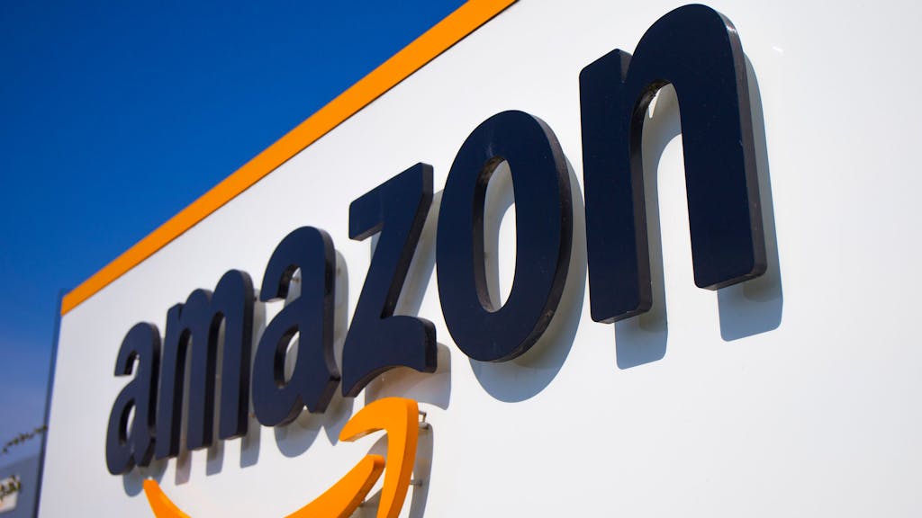Amazon (hier ein Foto vom Logo des Unternehmens) entlässt Tausende Mitarbeiterinnen und Mitarbeiter.