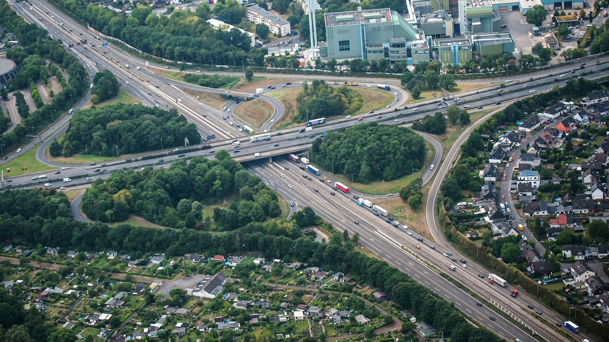 Aus der Vogelperspektive zu sehen sind das Autobahnkreuz Leverkusen, die A1 und die A3.