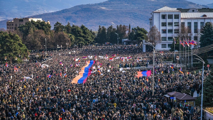 Am 25. Dezember fand eine riesige Demonstration auf dem zentralen Platz in Stepanakert statt, tausende Protestantinnen und Protestanten demonstrierten gegen die Blockade der einzigen Landverbindung zu Armenien durch Aserbaidschan. Die armenische Regierung warf Baku vor, eine humanitäre Krise in der Enklave herbeizuführen.