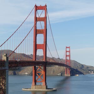 Die Golden Gate Brücke in San Francisco spannt sich über die Bucht von San Francisco.