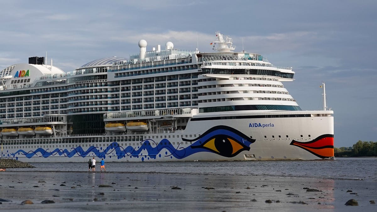 Die Änderungen betreffen Kreuzfahrten mit der „AIDAperla“. Hier ist das Kreuzfahrtschiff 2019 auf der Elbe zu sehen.