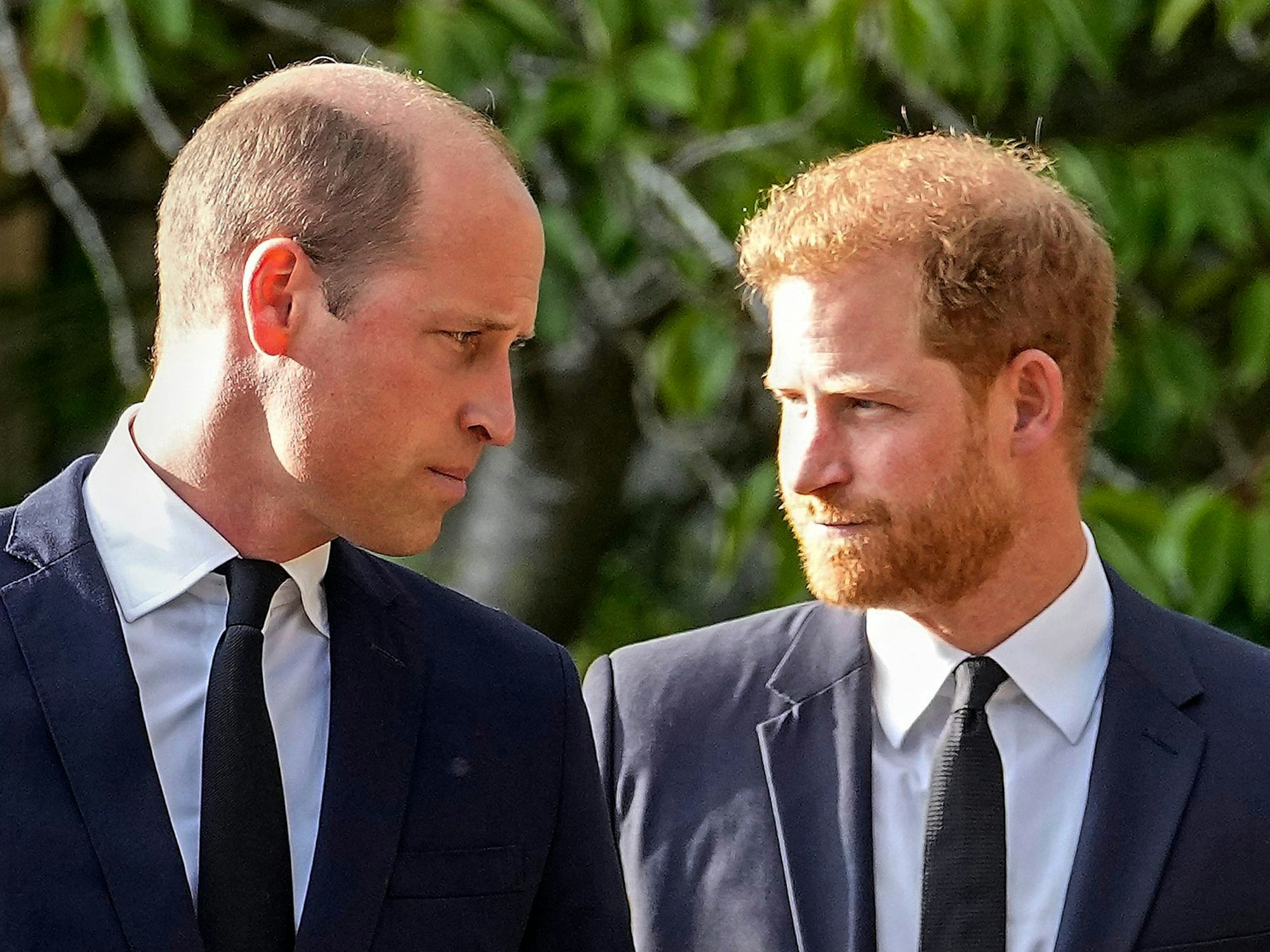 Prinz William (l.) und Prinz Harry schauen sich am 10. September 2022 auf Windsor Castle an.