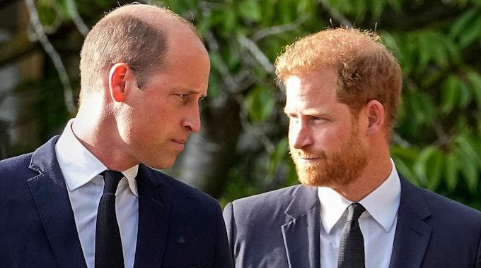 Prinz William (l.) und Prinz Harry schauen sich am 10. September 2022 auf Windsor Castle an.
