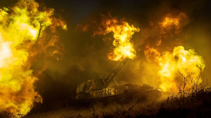 Eine ukrainische selbstfahrende Panzerartillerie schießt an einer Frontlinie in der Region Charkiw.&nbsp;