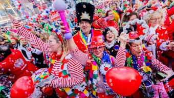 Kostümierte feiern den Auftakt der Karnevalssession auf dem Heumarkt.