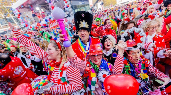 Kostümierte feiern den Auftakt der Karnevalssession auf dem Heumarkt.
