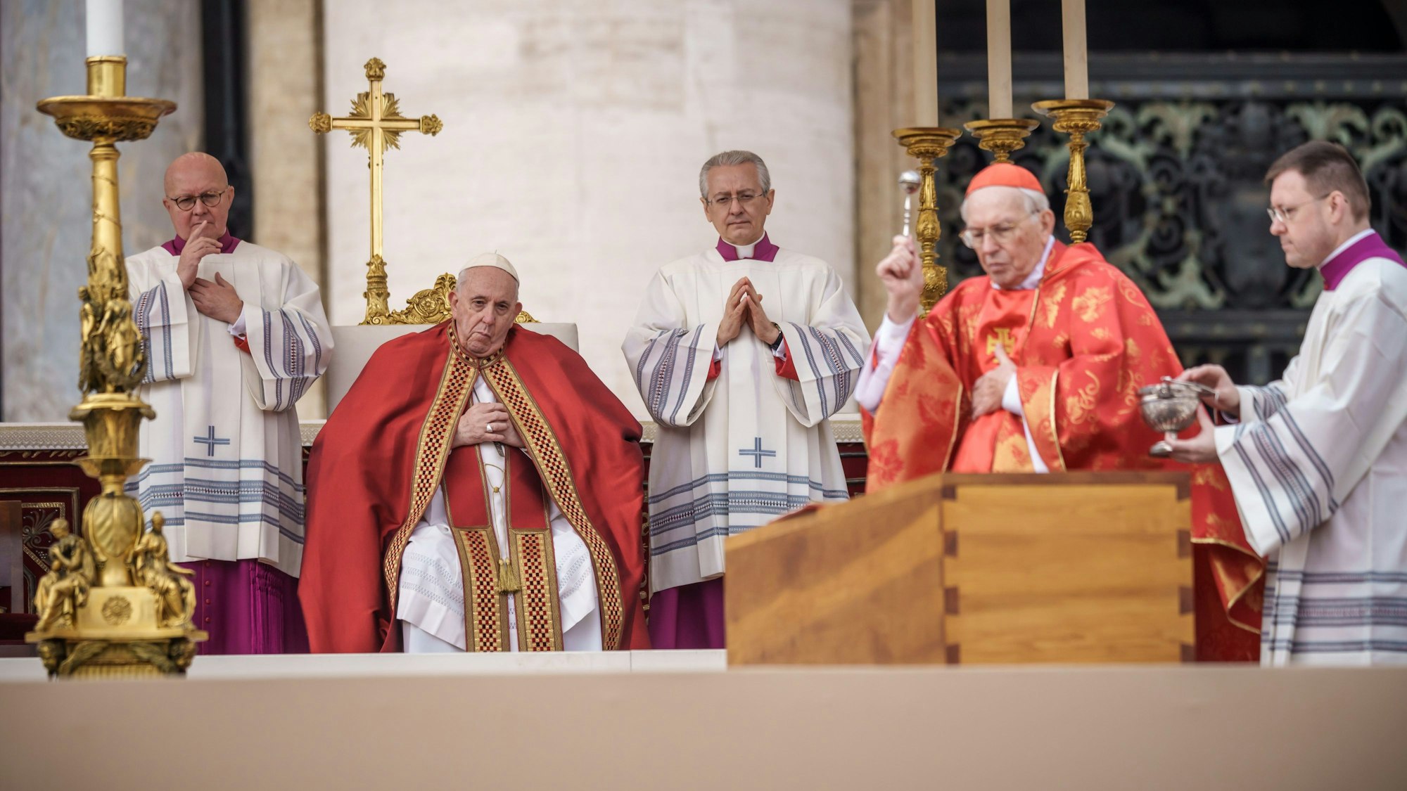 Kardinal Giovanni Battista Re (2.v.r.) am Sarg des verstorbenen emeritierten Papstes Benedikt XVI. während der öffentlichen Trauermesse für den emeritierten Papst Benedikt XVI. auf dem Petersplatz in Rom. Dahinter sitzt der amtierende Papst Franziskus  (2.v.l.).