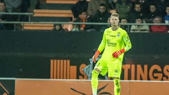 Jonas Omlin von HSC Montpellier, hier am 29. Dezember 2022 beim Ligue-1-Spiel gegen den FC Lorient im knallgelben Trikot beim Stoppen eines Balles mit dem rechten Fuß.