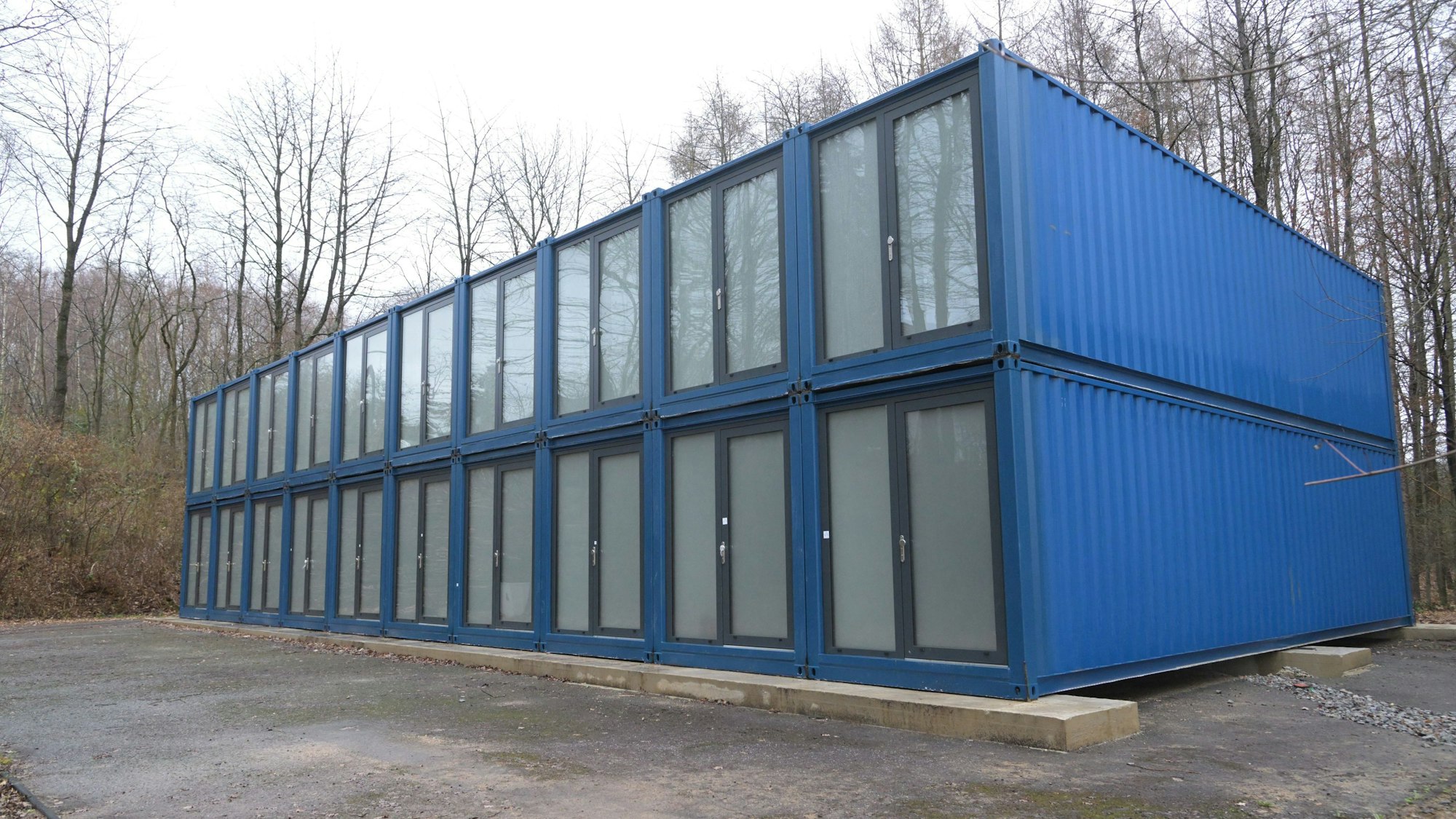 20 blaue Container mit doppelten Eingangstüren sind zu einem Block gestapelt in Odenthal-Odenau