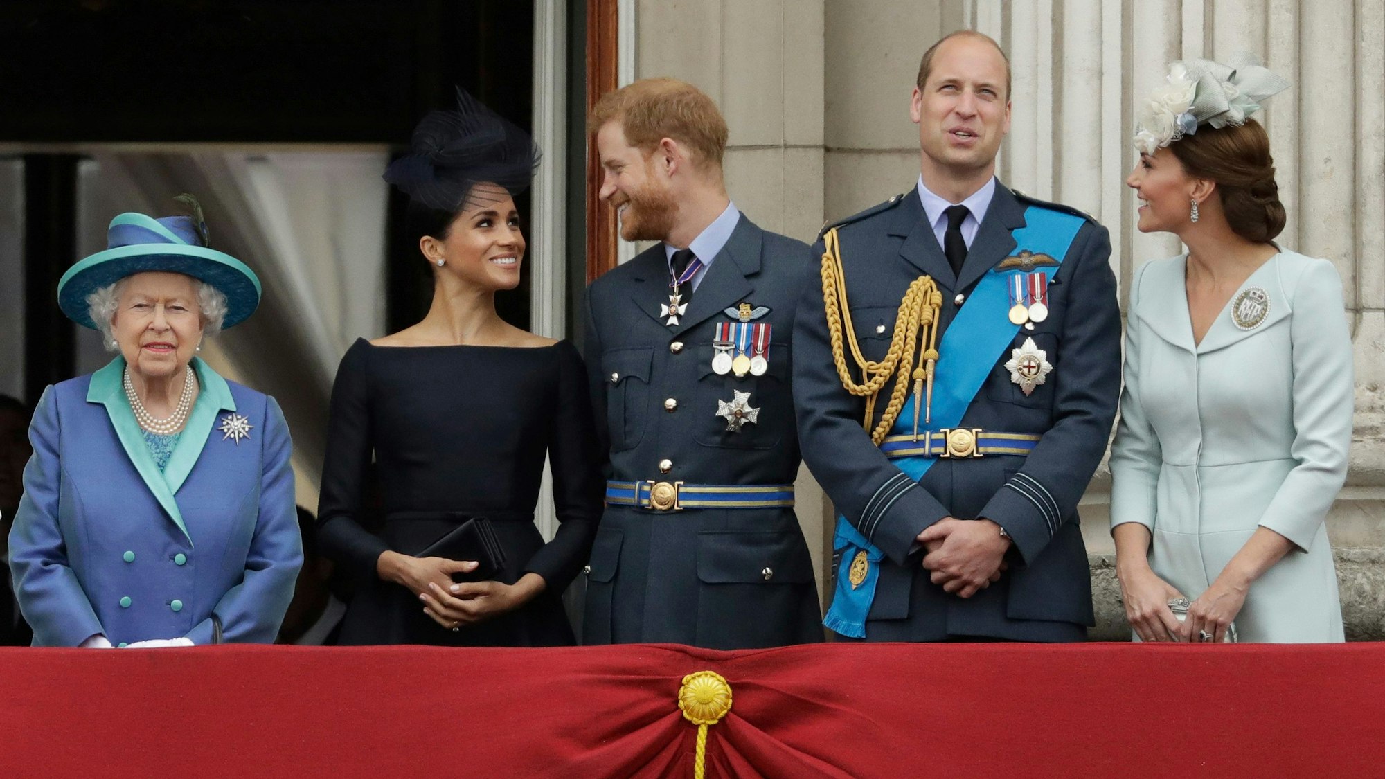 Queen Elizabeth II. mit Prinz Harry, Herzogin Meghan, Prinz William mit Ehefrau Kate auf dem Balkon.