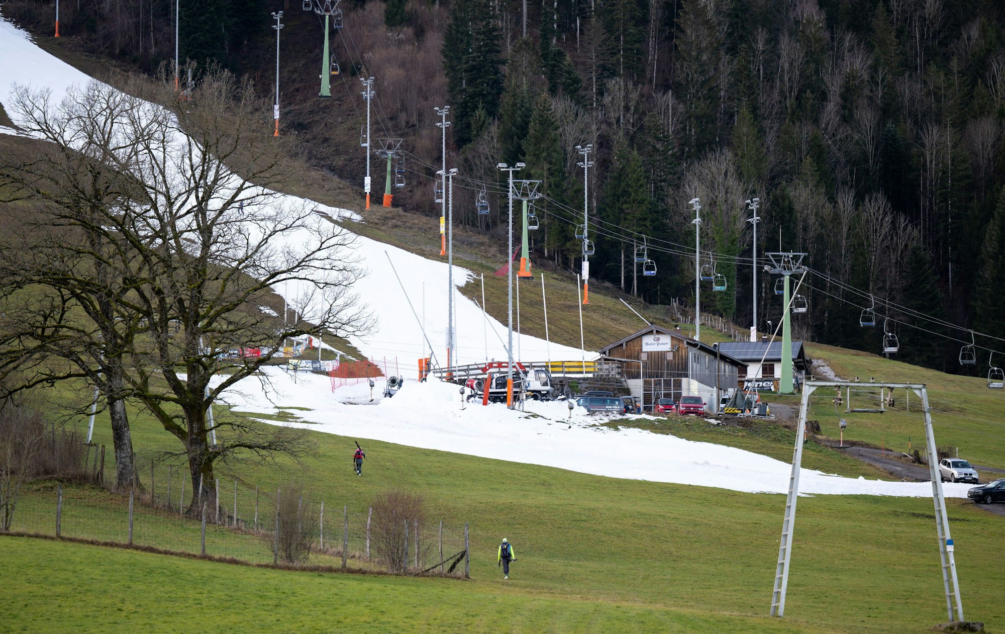 Ein dünnes Schneeband ist am Zielhang im Skigebiet Brauneck zu sehen.